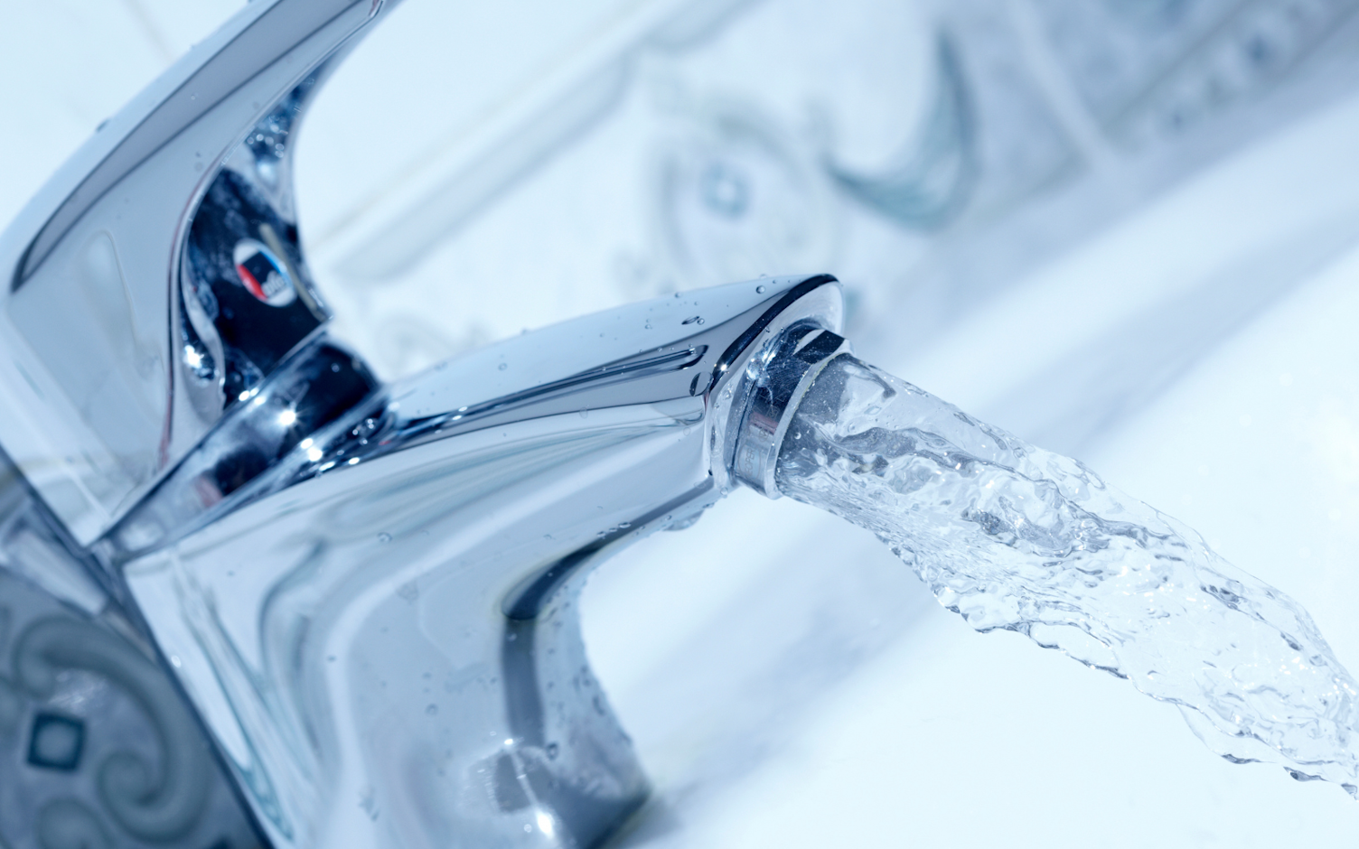 Co oznacza wykrycie bakterii Clostridium perfringens w wodzie z kranu?